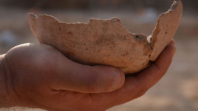 Một mảnh vỡ từ bình đựng được khai quật ở Tel Aviv. Ảnh: AFP.
