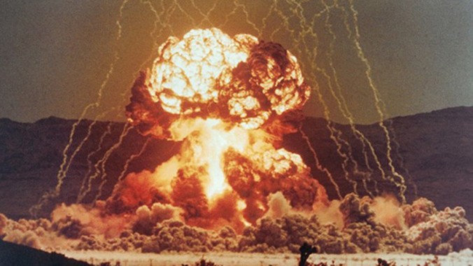 Ảnh chụp một vụ thử vũ khí hạt nhân của Mỹ tại sa mạc Nevada năm 1955.