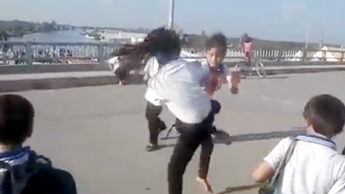 Tin mới vụ hai nữ sinh đánh nhau dã man trên cầu