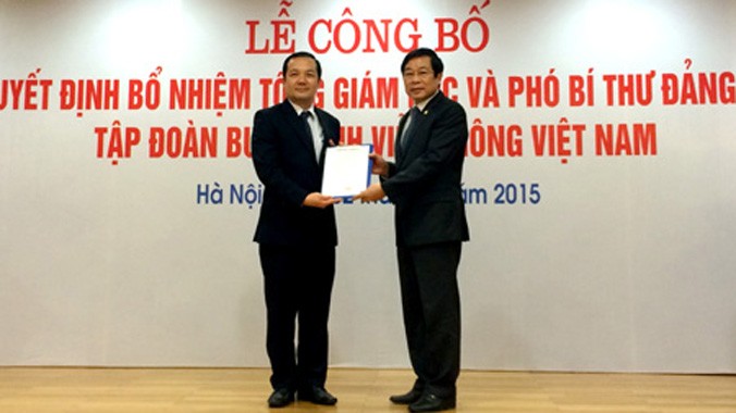 Bộ trưởng Nguyễn Bắc Son trao Quyết định bổ nhiệm cho ông Phạm Đức Long. Ảnh: T.C.