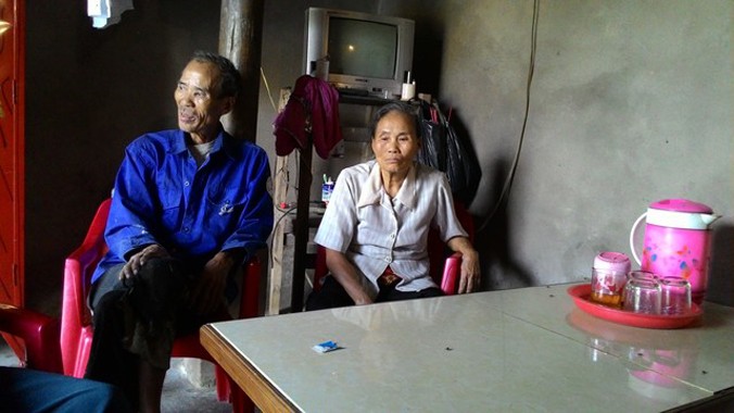 Bà Phan Thị Lan (phải) rùng mình nhớ lại sự việc. Ảnh: Hồ Hà.