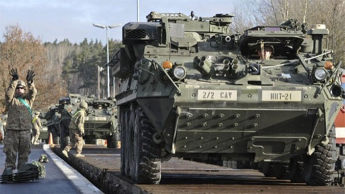 Binh sĩ và xe quân sự Mỹ tham gia tập trận ở châu Âu. Ảnh: CNN.