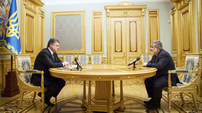Tổng thống Petro Poroshenko (trái) và Thống đốc Igor Kolomoysky tại cuộc họp ngày 25/3 ngay trước khi ông Poroshenko ký sắc lệnh cách chức ông Kolomoysky.