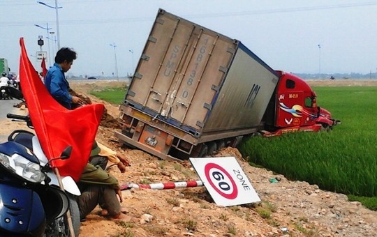 Hiện trường vụ tai nạn xe container tông gãy cột điện, biển báo rồi lao xuống ruộng lúa.