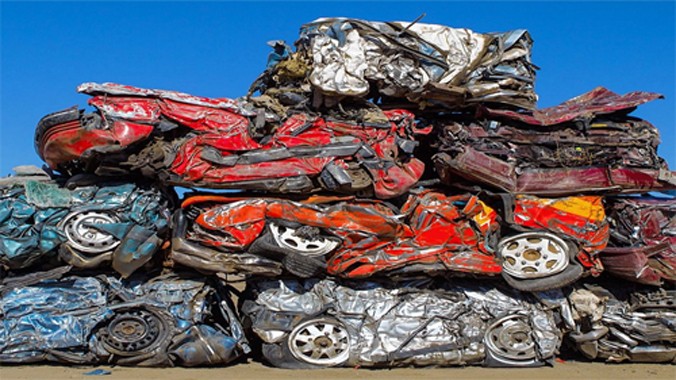 Các nhà làm phim "Fast & Furious 7" thuê hãng Bonnie's Car Crushers dọn dẹp sau khi phá nát một loạt xe trong lúc ghi hình ở Colorado. Ảnh: WSJ.