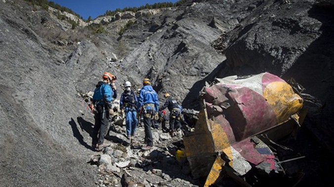 Nhân viên cứu hộ và các nhà điều tra tại khu vực máy bay của Germanwings rơi xuống hôm 1/4. Ảnh: Reuters.