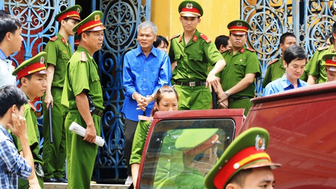Bị cáo Vũ Quốc Hảo bị dẫn giải ra xe sáng ngày 6/4. Ảnh Việt Văn.