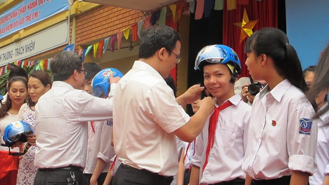 Ông Khuất Việt Hùng thay mặt Ủy ban ATGT quốc gia trao tặng MBH cho học sinh trường THCS Ba Đình.