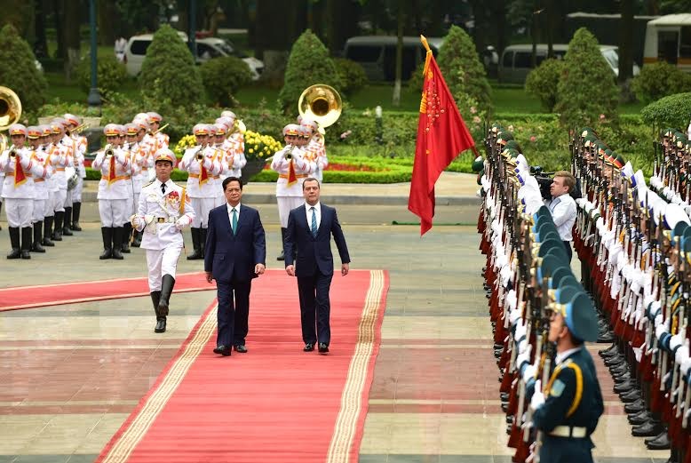 Thủ tướng Nguyễn Tấn Dũng và Thủ tướng Nga Dmitry Medvedev duyệt Đội danh dự. Ảnh Như Ý