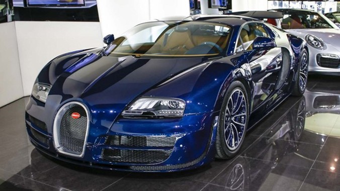 Bugatti Veyron Super Sport màu xanh carbon trưng bày tại một đại lý kinh doanh siêu xe ở Dubai là mẫu xe đã qua sử dụng. Tuy nhiên, siêu xe của Pháp mới đi được 1.900 km và thân xe vẫn còn rất mới.