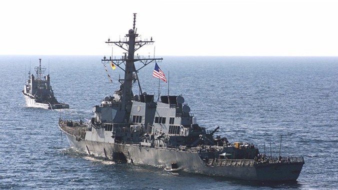 Khu trục hạm USS Cole "lết" ra khỏi cảng Aden, Yemen, với lỗ thủng lớn bên mạn trái. Ảnh: Wikipedia.