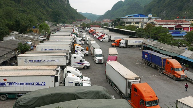 Những tuần gần đây, hiện tượng ùn ứ xe tải, container chở dưa hấu, thanh long lại tái diễn tại khu vực trước cửa khẩu Tân Thanh (Văn Lãng, Lạng Sơn), tương tự giai đoạn đầu năm 2014. 