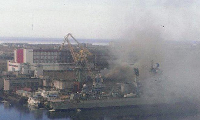 Khói bốc lên từ xưởng đóng tàu Zvyozdochka