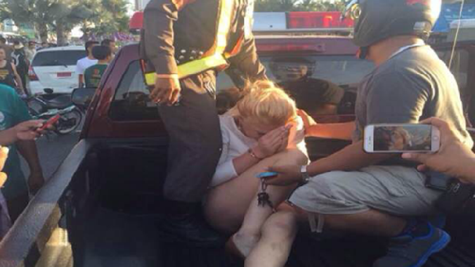 Nữ du khách bị cảnh sát Thái Lan bắt giữ.