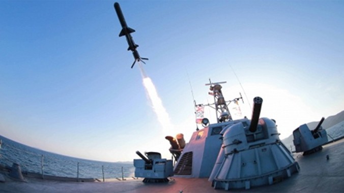 Tên lửa Triều Tiên được phóng từ chiến hạm trong cuộc thử nghiệm hồi tháng một. Ảnh: Reuters.