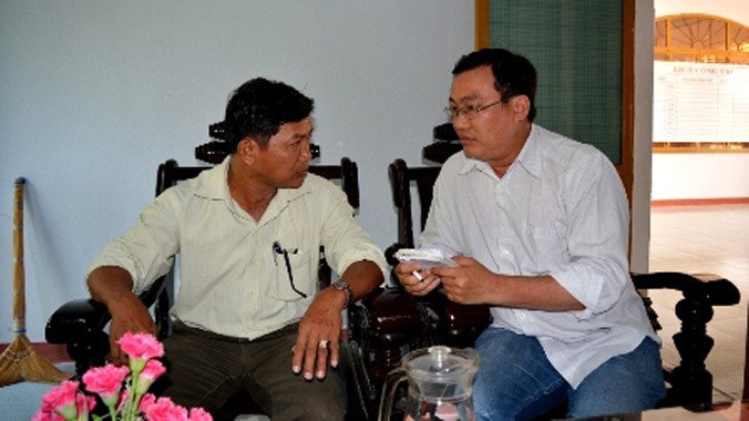 Chủ tịch xã Quế An - ông Hoàng Kim Minh (ảnh trái) đã xin từ chức sau khi vụ việc "gà đi lạc".