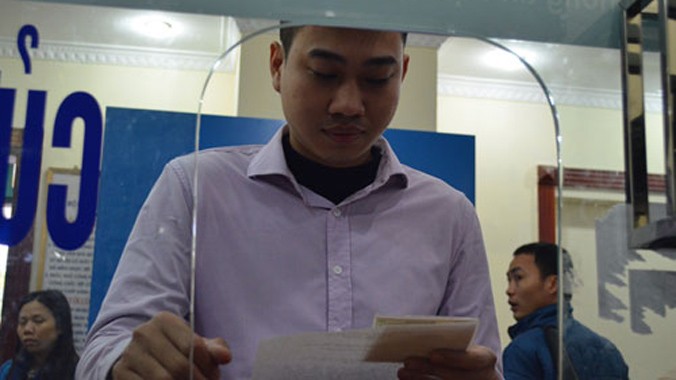 Anh Nguyễn Thanh Tùng (Yên Viên, Gia Lâm, Hà Nội) là người đầu tiên thực hiện việc cấp đổi giấy phép lái xe qua mạng. Ảnh: Võ Hải/ VnExpress