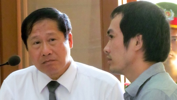 LS Nguyễn Văn Thắng hỏi bị cáo Thảo Thành về việc còng tay kiểu lạ.