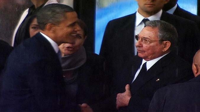 Tổng thống Mỹ Barack Obama và Chủ tịch Cuba Raul Castro đã bắt tay nhau. Nguồn: AP.
