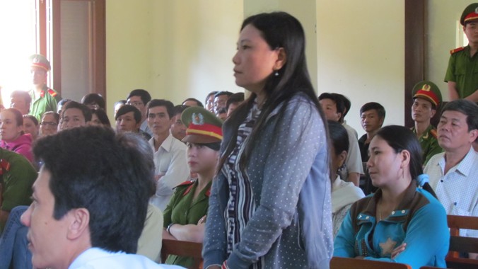 Chị Ngô Thị Tuyết, chị ruột anh Ngô Thanh Kiều đề nghị Tòa công bố lời khai của các nhân chứng vắng mặt, để làm rõ việc bắt giữ anh Kiều trái pháp luật.