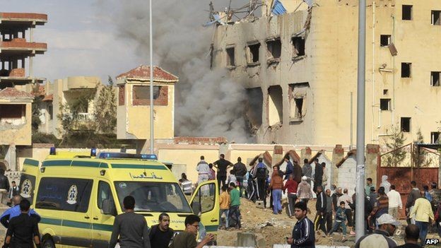 Hiện trường vụ đánh bom vào doanh trại cảnh sát ở El-Arish. 