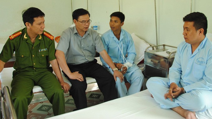 Lãnh đạo Công an TP Buôn Ma Thuột và Công an tỉnh Đăk Lăk thăm hỏi hai cảnh sát bị thương. Ảnh: Kh.Uyên/ VnExpress