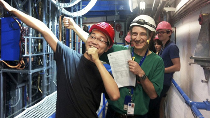 Nguyễn Quang Thông (ngoài cùng bên trái) và và giáo sư Vật lý Joseph Izen của Đại học Texas-Dallas đi thăm máy gia tốc hạt ở Trung tâm Vật lý nguyên tử châu Âu CERN. Ảnh: NVCC.