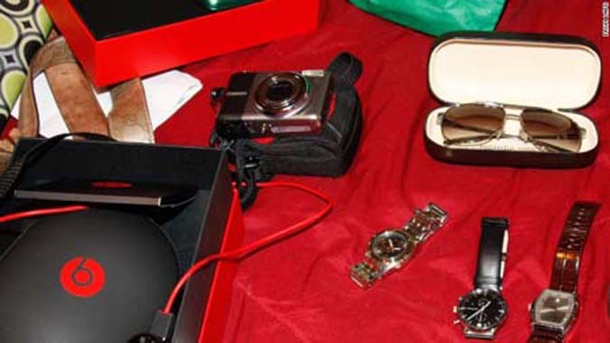 Nhiều tang vật giá trị được cảnh sát thu giữ trong các vụ trộm hành lý. Ảnh: LAPD.