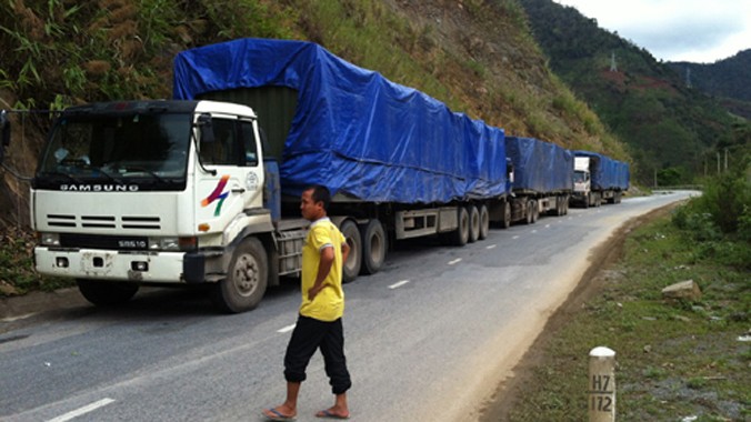 Đoàn xe quá tải bị dừng kiểm tra 8/4 trên quốc lộ 7. Ảnh: Hải Bình.