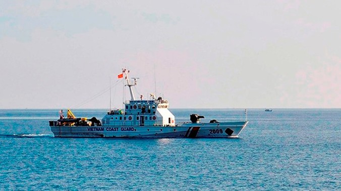 Tàu Cảnh sát biển 2009 tham gia tìm kiếm cứu hộ hai phi công điều khiển máy bay Su-22 gặp nạn. Ảnh: Zing