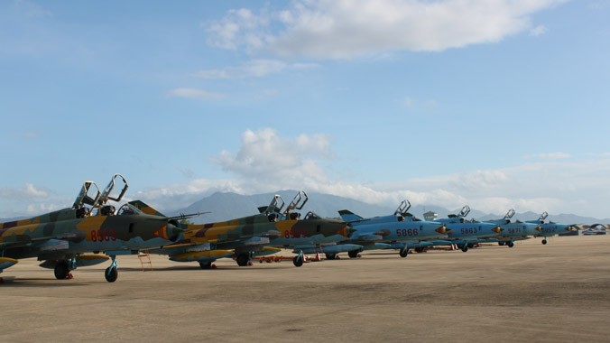Dàn tiêm kích bom Su 22M4 và U-Su 22 trên sân bay. Ảnh: T.Đ.