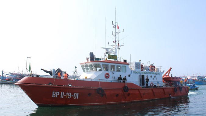 Tàu của Trung tâm tìm kiếm cứu nạn bộ đội Biên phòng cảng cửa khẩu Phú Quý tham gia tìm kiếm máy bay rơi.
