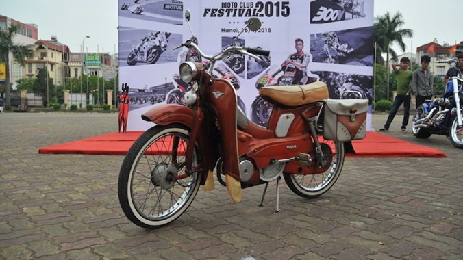 Giữa một "rừng" môtô PKL tại Motul Moto Club 2015, chiếc xe đạp máy Mobylette lại là điểm nhấn bởi sự thanh lịch, cổ kính của nó.
