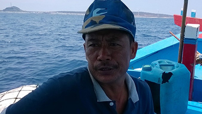 Ngư dân Nguyễn Văn Như nói về con nước ngầm ở biển Phú Quý. Ảnh: Trọng Vũ.