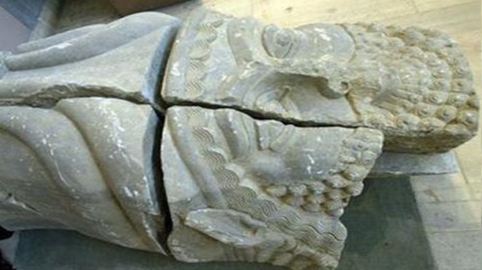 Cổ vật bị cắt thành miếng lấy cắp ở một địa điểm khảo cổ tại Niveva ở Iraq đã được chuyển tới Bảo tàng Quốc gia ở Baghdad sau khi thu hồi.