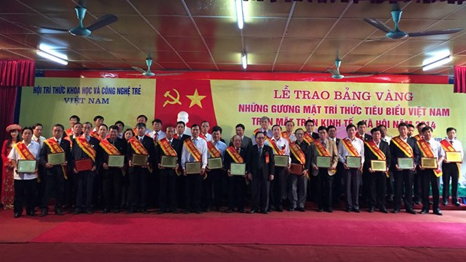 Trao bảng vàng “Gương mặt trí thức tiêu biểu Việt Nam”