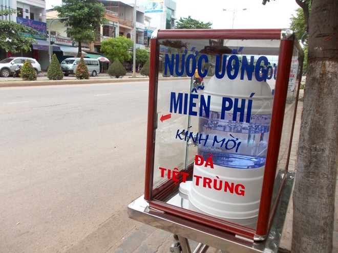 Trà đá miễn phí trên đường Cách Mạng Tháng Tám, Đà Nẵng. Ảnh: Nguyễn Trang.