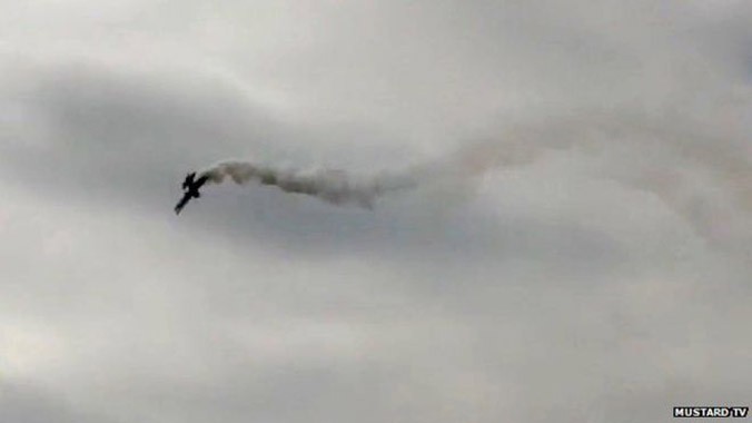 Chiếc máy bay rơi khi phi công đang biểu diễn màn nhào lộn trên không.