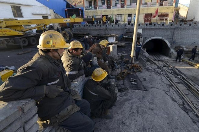 Các công nhân chờ đợi tin tức từ đội cứu hộ bên ngoài hầm mỏ ở Đại Đồng hôm 20/4. Nguồn: Reuters.