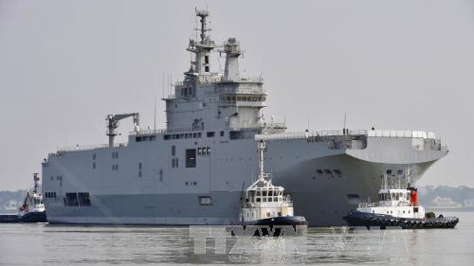 Tàu chiến lớp Mistral Sevastopol rời cảng Saint-Nazaire, Pháp trong cuộc thử nghiệm trên biển đầu tiên ngày 16/3. Ảnh: AFP-TTXVN.