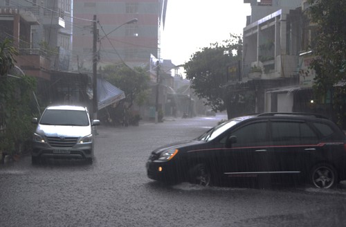 Nhiều người đi ôtô lo mưa đá làm vỡ kính, trầy xe. Ảnh: Nguyệt Triều/ VnExpress