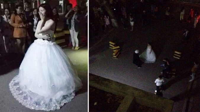Hình ảnh cô gái mặc váy cưới cầu hôn bạn trai trước ký túc xá gây xôn xao các trang mạng Trung Quốc.