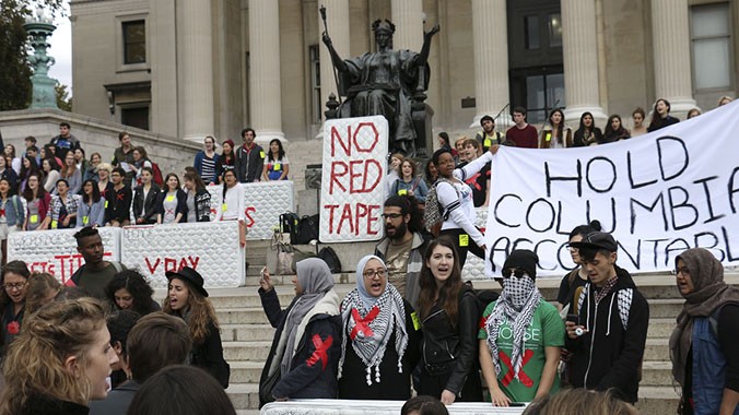 Sinh viên đại học Columbia biểu tình phản đối kẻ hiếp dâm.