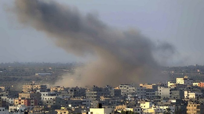 Một khu vực ở Dải Gaza bị Israel không kích hôm 10/8. Nguồn: AP.