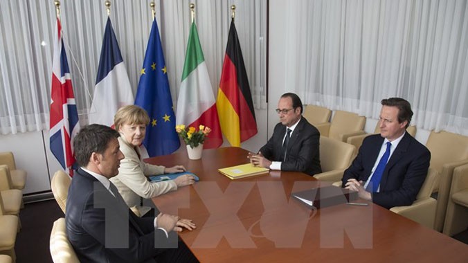 Thủ tướng Italy Matteo Renzi, Thủ tướng Đức Angela Merkel, Tổng thống Pháp Francois Hollande và Thủ tướng Anh David Cameron tại hội nghị bất thường EU ở Brussels. Nguồn: AFP/TTXVN.