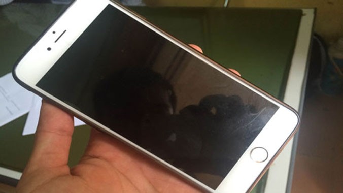 Chiếc iPhone 6 Plus hai tên cướp giật của cô gái.