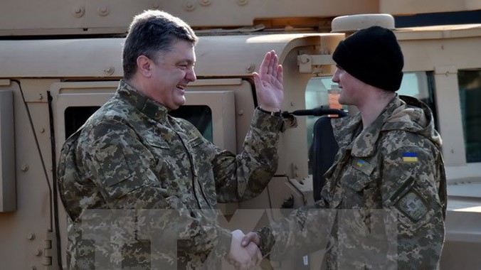 Tổng thống Ukraine Petro Poroshenko (trái) tại lễ tiếp nhận gói viện trợ phi sát thương đầu tiên của Mỹ tại sân bay Kiev ngày 25/3. Nguồn: AFP/TTXVN.