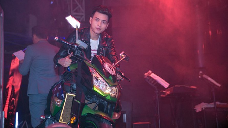 Hồ Quang Hiếu và chiếc mô tô 500 triệu tại buổi họp báo giới thiệu album mới Chỉ là trong quá khứ.