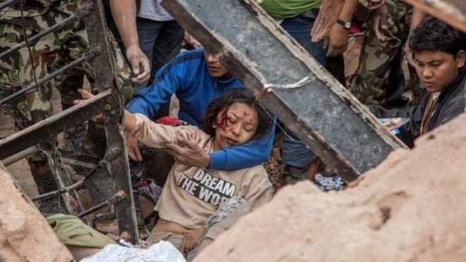 Nạn nhân sống sót sau trận động đất ở Nepal. Ảnh: BBC.