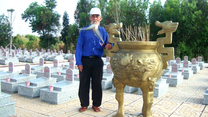 Cụ Khiết thắp hương tại nghĩa trang liệt sỹ huyện Năm Căn, tỉnh Cà Mau.